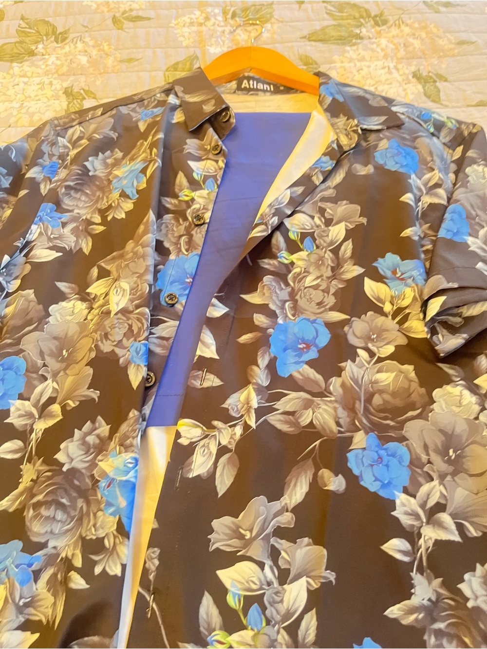 New size medium Italian Atlant Floral Button-Up Shirt in Blue beach wear.
